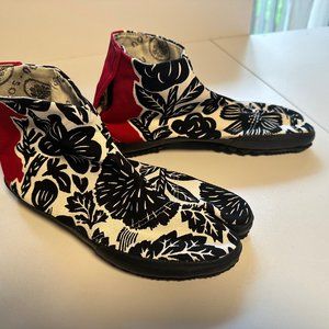 Unusual cotton tabi-style boot, unworn. No size marked. Fits like a size 10.